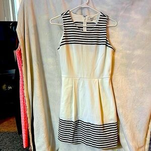Cute white and black striped sleeveless dress WITH pockets!!